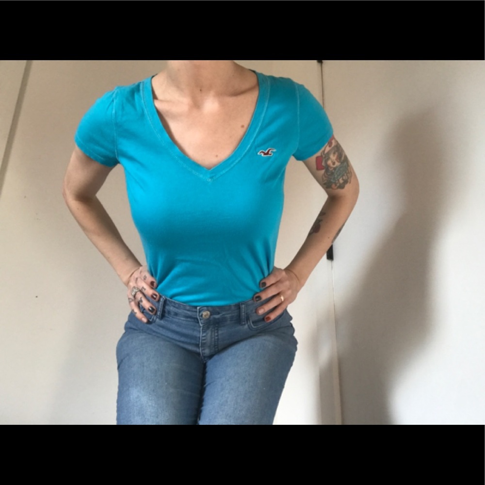 Hollister Y2K Classic Tee Beach Turquoise V-neck
